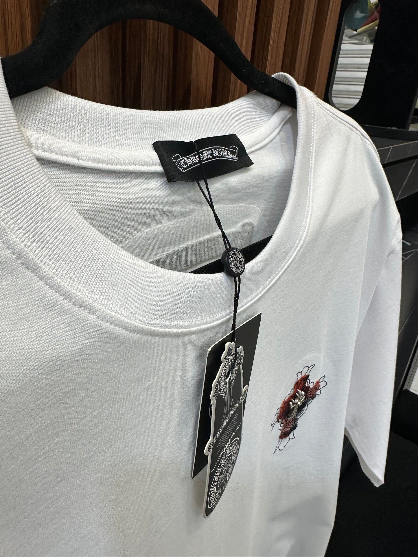 Playera Chrome Hearts “Red Cathedral Cross White” (Slim fit)