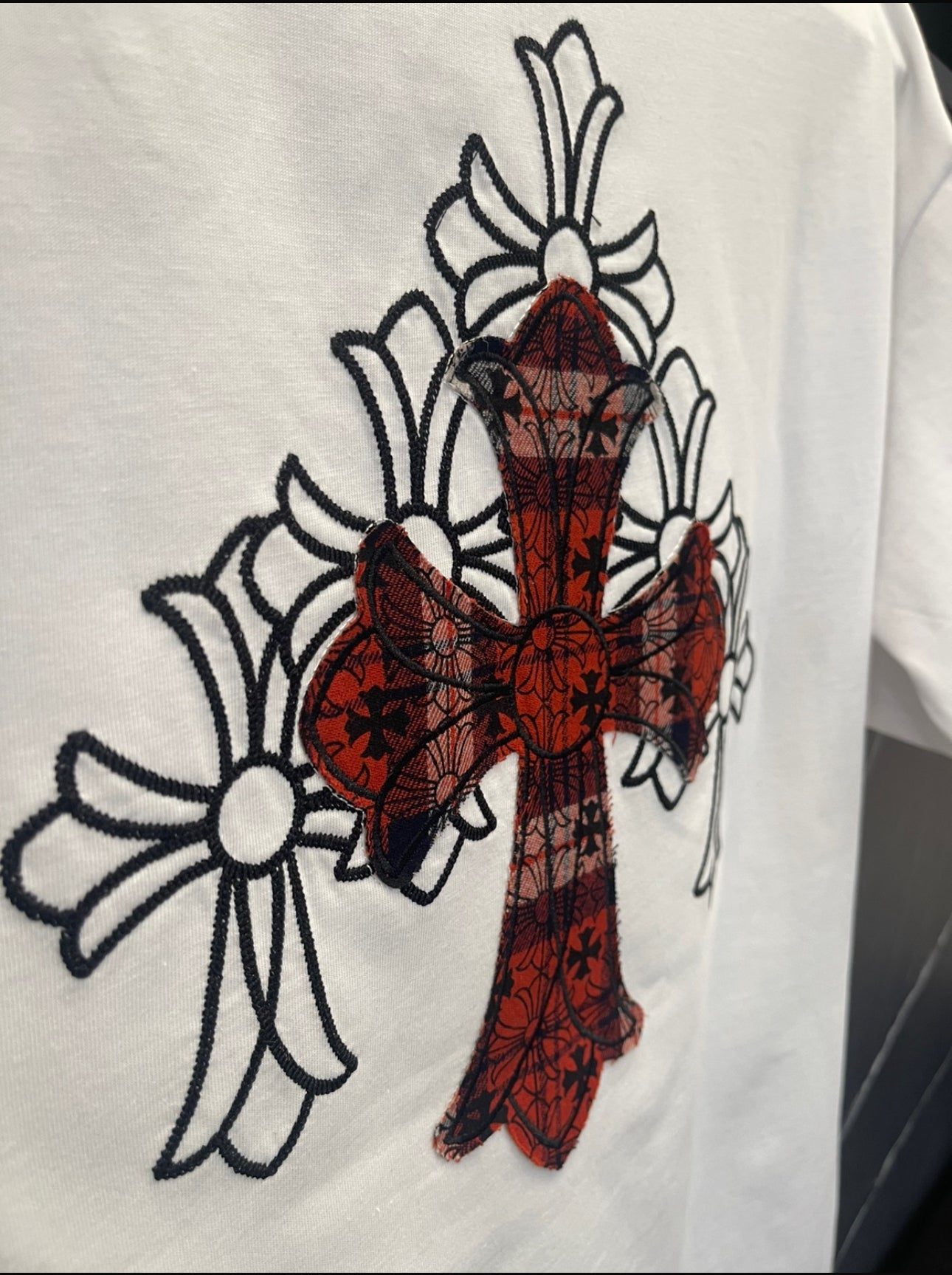 Playera Chrome Hearts “Red Cathedral Cross White” (Slim fit)