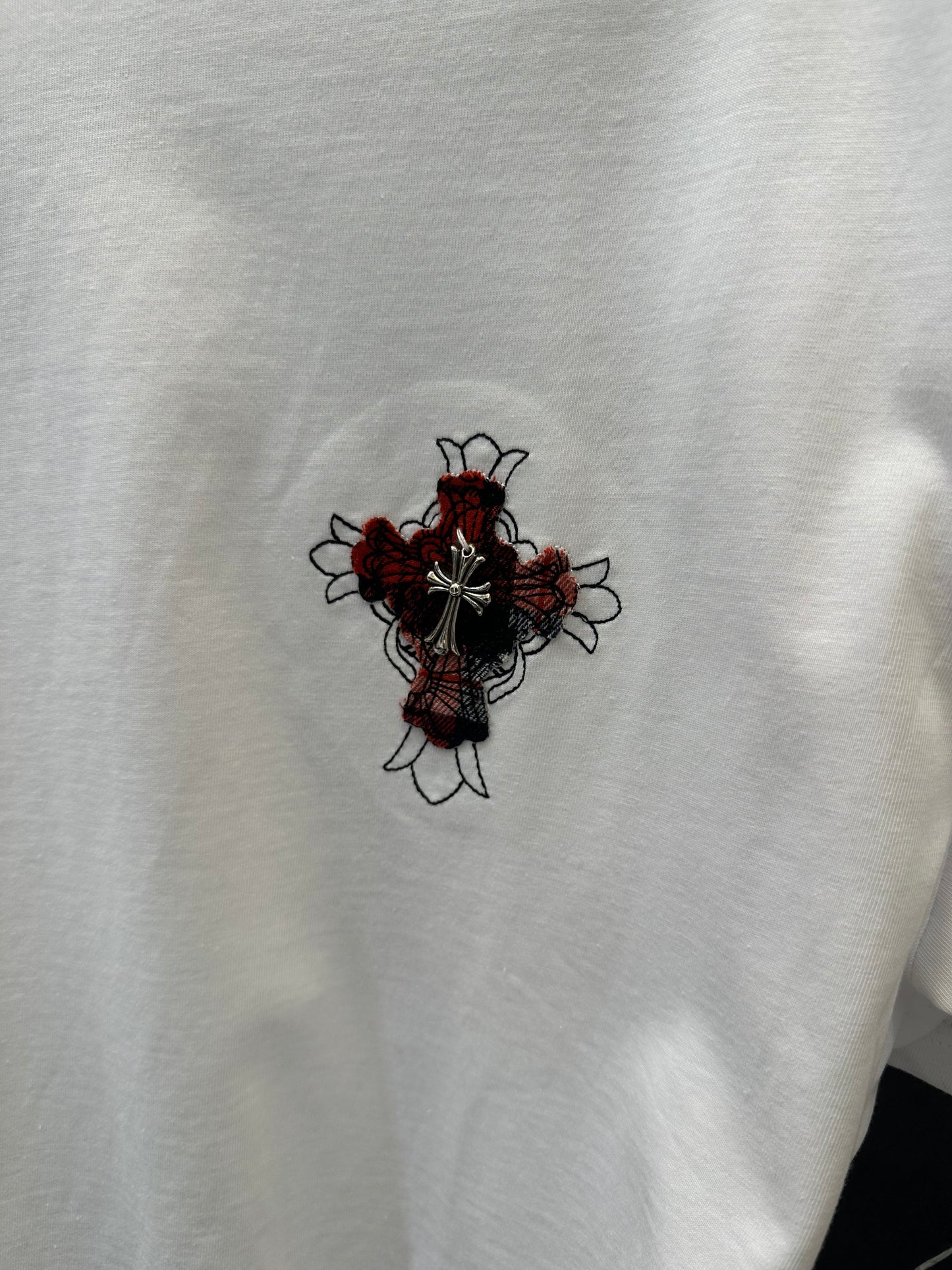 Playera Chrome Hearts “Red Cathedral Cross White” (Slim fit)